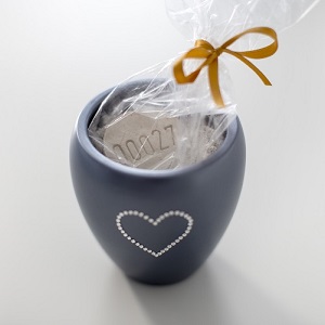 Kremační kámen je vložen i s popelem do urny